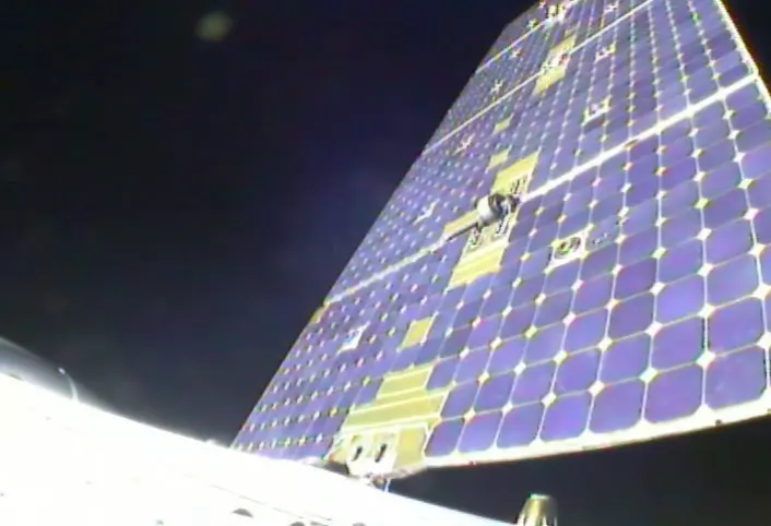 Solcellepanelene på Dragon-kapselen, fotografert på oppskytningsdagen 22. mai 2012, etter at de er foldet ut i bane rundt jorda. (Foto: SpaceX)