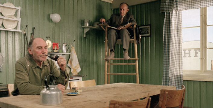 I Bernt Hamers prisbelønte filmkomedie Salmer fra et kjøkken fra 2003 ser vi svenske samfunnsforskere som kommer til landsbygda i Norge for å studere norske menns kjøkkenbruk, med det formål å effektivisere deres kjøkkenrutiner. (Foto: SF Norge AS) I Bernt Hamers prisbelønte filmkomedie Salmer fra et kjøkken fra 2003 ser vi svenske samfunnsforskere som kommer til landsbygda i Norge for å studere norske menns kjøkkenbruk, med det formål å effektivisere deres kjøkkenrutiner. (Foto: SF Norge AS)