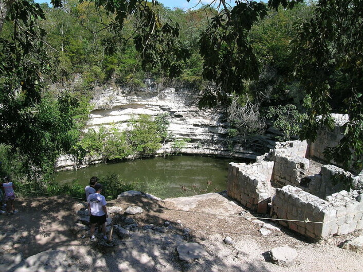 Den hellige brønnen Xtoloc Cenote, ved Chichen Itza i Mexico. Nede på bunnen er det funnet våpen, redskaper, smykker, keramikk og skjeletter. Skader på skjelettene antyder at de har havnet i brønnen i forbindelse med offerritualer. (Foto: Salhedine/Wikimedia Commons) Den hellige brønnen Xtoloc Cenote, ved Chichen Itza i Mexico. Nede på bunnen er det funnet våpen, redskaper, smykker, keramikk og skjeletter. Skader på skjelettene antyder at de har havnet i brønnen i forbindelse med offerritualer. (Foto: Salhedine/Wikimedia Commons)