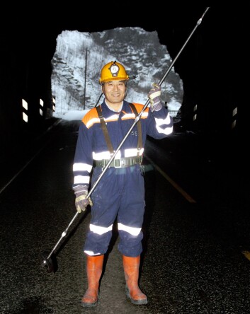 Charlie Chunlin Li. Professoren, bergingeniøren og oppfinneren av D-Bolt med «babyen» i hånden, i en tunnel på gamle E39. (Foto: Trond Skogseth) Charlie Chunlin Li. Professoren, bergingeniøren og oppfinneren av D-Bolt med «babyen» i hånden, i en tunnel på gamle E39. (Foto: Trond Skogseth)