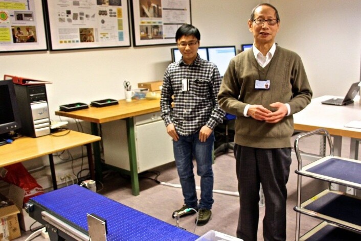Kesheng Wang (t.h.), professor ved Institutt for produksjons- og kvalitetsteknikk og hans stipendiat, Quan Yu, har utviklet programvare som gjør det enklere for norske bedrifter å utnytte RFID-brikketeknologi. (Foto: Nancy Bazilchuk/NTNU) Kesheng Wang (t.h.), professor ved Institutt for produksjons- og kvalitetsteknikk og hans stipendiat, Quan Yu, har utviklet programvare som gjør det enklere for norske bedrifter å utnytte RFID-brikketeknologi. (Foto: Nancy Bazilchuk/NTNU)