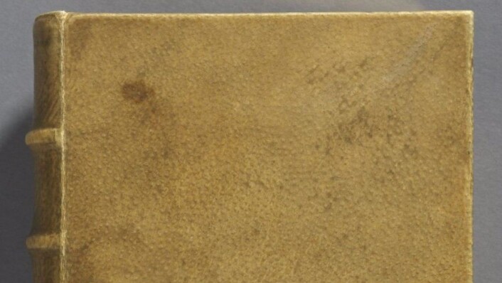 Eieren av denne boka hevdet at den er innbundet av menneskehud. Nå har eksperter gått vitenskapelig til verks for å finne ut om dette stemmer eller ei. (Foto: Houghton Library, Harvard) Eieren av denne boka hevdet at den er innbundet av menneskehud. Nå har eksperter gått vitenskapelig til verks for å finne ut om dette stemmer eller ei. (Foto: Houghton Library, Harvard)