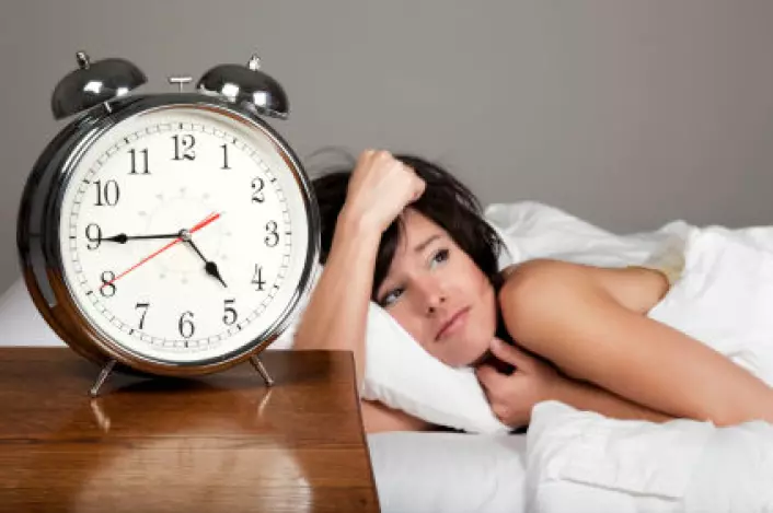 "En stor norsk studie viser tydelig at kvinner sover dårligere enn menn, men forfatteren minner om at søvnløshet ofte kan behandles uten medisiner. (Illustrasjonsfoto: iStockphoto)"