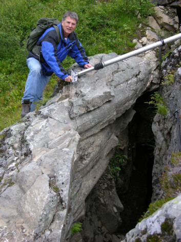 Prof. Bjørn Nilsen, NTNU, ved måleinstrument som overvåker sprekken i fjellet ved Åkneset over Storfjorden Prof. Bjørn Nilsen, NTNU, ved måleinstrument som overvåker sprekken i fjellet ved Åkneset over Storfjorden