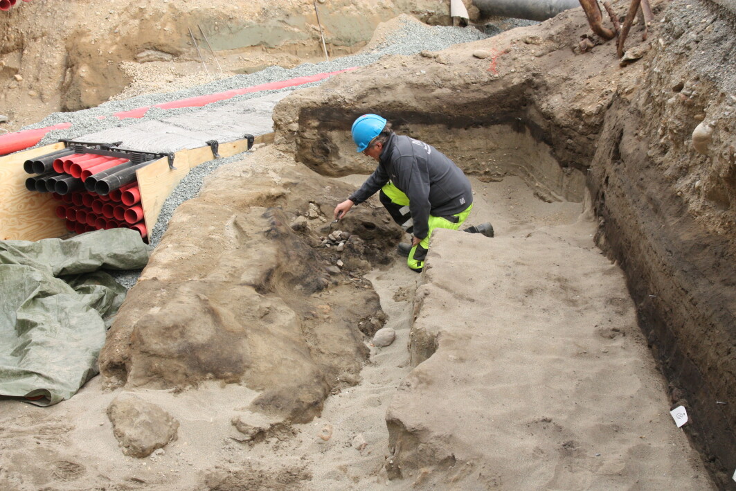 På Nidarneset har det vært mennesker i minst 2500 år. Her en stor leirforet grop fra romertid under utgraving ved Prinsenkrysset. På Nidarneset har det vært mennesker i minst 2500 år. Her en stor leirforet grop fra romertid under utgraving ved Prinsenkrysset.