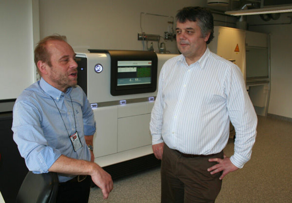 Kjetill S. Jakobsen (t.v.) og Dag Erik Undlien leder Norwegian Sequencing Centre. I bakgrunnen en ny gensekvenseringsmaskin med teknologi som av mange regnes som tredje generasjon. (Foto: Asle Rønning)