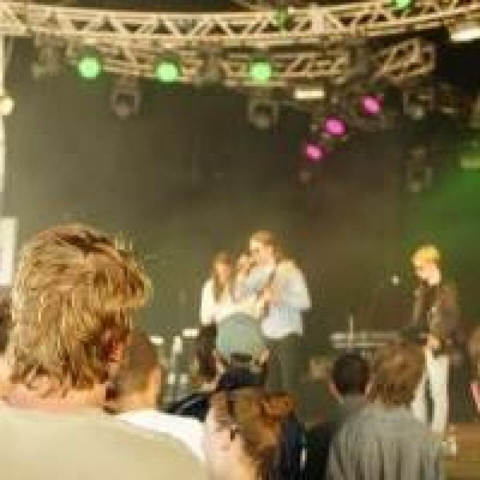 Publikum oppfordres til å beskytte hørselen på Roskilde-festivalen, men det er det ikke mange som gjør. Det var også langt mellom øreproppene på denne konserten med danske Girlseeker på Pavilion Junior. (Foto: Jeppe Wojcik)
