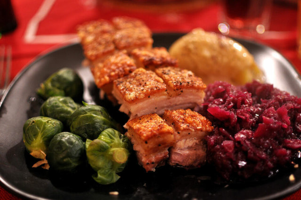 Kanskje ikke det aller sunneste du kan spise, men rødkålen og rosenkålen på denne tallerkenen hever måltidet betraktelig. Drikk rødvin i tillegg for ekstra gevinst. (Foto: AnneCN/Flickr Creative Commons)