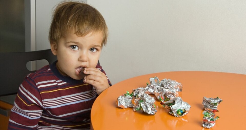 For mye mat og for lite aktivitet gjør barna tykke. Fedmebehandlerne forsøker å snu på matvanene. (Foto: Colourbox)