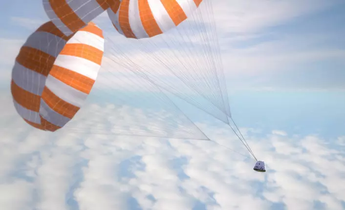 Tre store fallskjermer bremser farten til Dragon-kapselen de siste kilometrene ned mot jorda. Hvis en skulle svikte, er fortsatt to nok for at astronauter skal overleve sammenstøtet mot bakken. (Foto: (Illustrasjon: SpaceX))