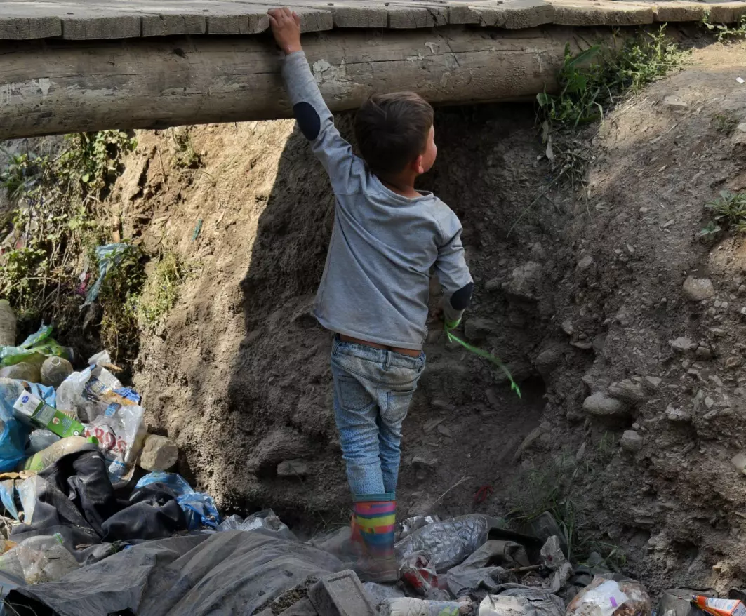 A child living amongst the rubble on Lesbos island. 80 percent of Syrian refugees are women and children, according to the UNHCR. 17 percent of the 18 000 remaining refugees on Lesbos are Syrians.