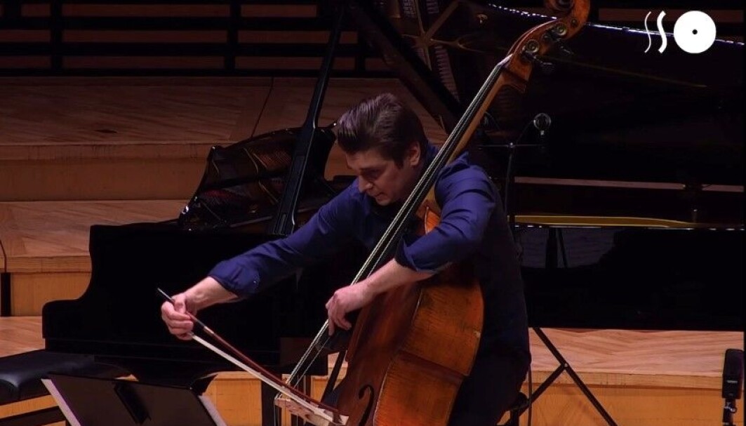 Kontrabassist Igor Eliseev reiser verden rundt med musikkinstrumentet. Han er avhengig av at kontrabassen er hel og fin. Kontrabassist Igor Eliseev reiser verden rundt med musikkinstrumentet. Han er avhengig av at kontrabassen er hel og fin.