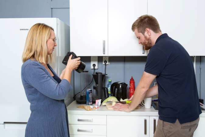 Hjemmekokkene i studien ble intervjuet og filmet under tillaging av middag med kylling og salat. Hjemmekokkene i studien ble intervjuet og filmet under tillaging av middag med kylling og salat.