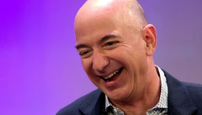 Amazon-gründer Jeff Bezos er verdens rikeste mann. I koronaåret 2020 økte antallet dollar-milliardærer i verden med 660 personer til i alt 2755 personer, ifølge økonomitidsskriftet Forbes. Den samlede formuen til disse personene økte fra 8 000 milliarder dollar (2019) til utrolige 13 100 milliarder dollar (2020). «The very, very rich got very, very richer,» konstaterer den ansvarlige for tallene hos Forbes. Jeff Bezos sa i en Twitter-melding onsdag at han støtter Bidens forslag om økt selskapsskatt. Amazon-gründer Jeff Bezos er verdens rikeste mann. I koronaåret 2020 økte antallet dollar-milliardærer i verden med 660 personer til i alt 2755 personer, ifølge økonomitidsskriftet Forbes. Den samlede formuen til disse personene økte fra 8 000 milliarder dollar (2019) til utrolige 13 100 milliarder dollar (2020). «The very, very rich got very, very richer,» konstaterer den ansvarlige for tallene hos Forbes. Jeff Bezos sa i en Twitter-melding onsdag at han støtter Bidens forslag om økt selskapsskatt.