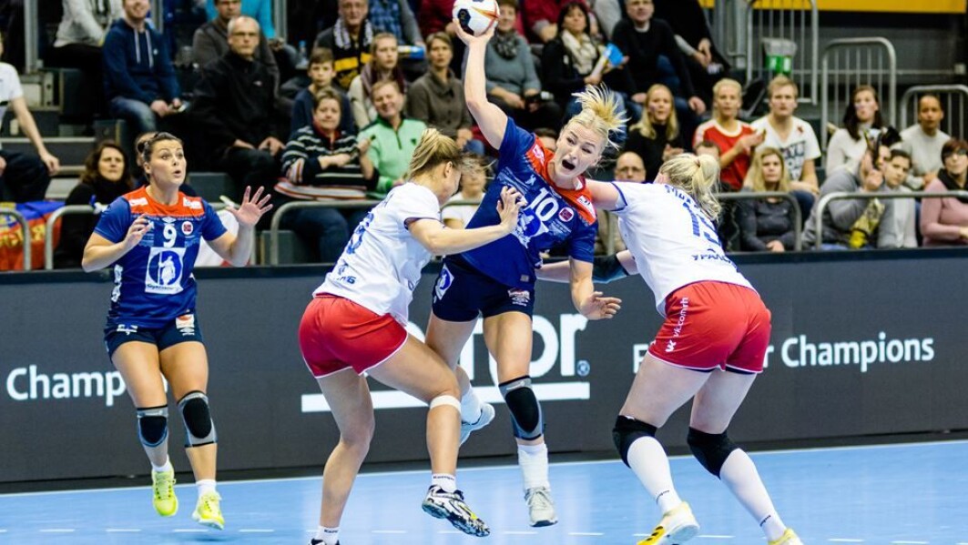 I skuddøyeblikket utsettes skulderen hos en håndballspiller for enorme krefter, og svært mange sliter med skader. Her landslagsspiller Stine Oftedal i VM-kvartfinalen mot Russland i 2017. I skuddøyeblikket utsettes skulderen hos en håndballspiller for enorme krefter, og svært mange sliter med skader. Her landslagsspiller Stine Oftedal i VM-kvartfinalen mot Russland i 2017.
