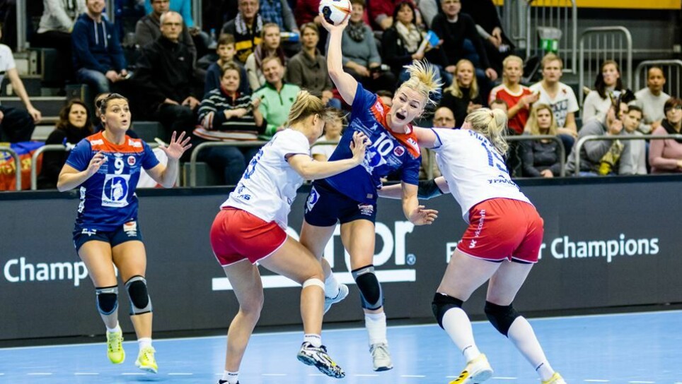 At the moment of shooting, the shoulder of a handball player is exposed to enormous forces, and very many people struggle with injuries. Here, national team player Stine Oftedal in the World Cup quarter-final against Russia in 2017.