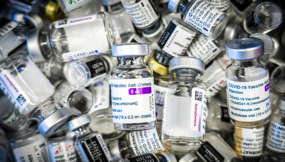 Tomme vaksineglass i en beholder ved Bærum vaksinesenter.