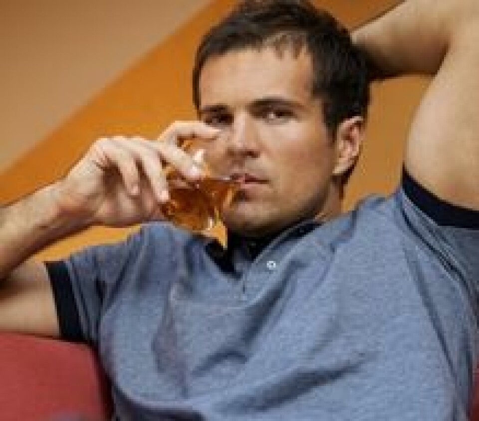 Rundt 15 prosent av de mannlige legene har et risikofylt alkoholforbruk. (Illustrasjonsfoto: Shutterstock)