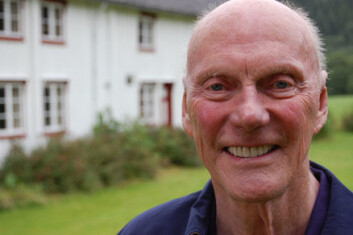 "Fred Kavli foran barndomshjemmet i Eresfjorden, august 2007." "Fred Kavli foran barndomshjemmet i Eresfjorden, august 2007."
