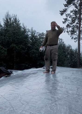 Regn gir ikke ideelle forhold for å tegne på plastikk. (Foto: Jan Magne Gjerde) Regn gir ikke ideelle forhold for å tegne på plastikk. (Foto: Jan Magne Gjerde)