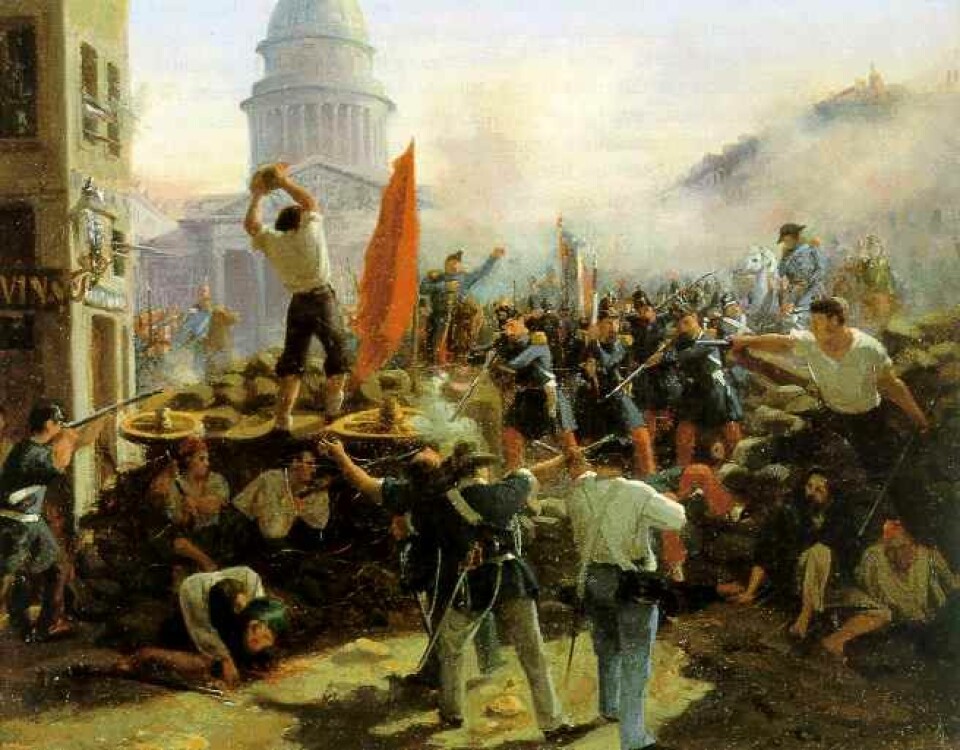 I 1848 startet en revolusjonsbølge i Paris. Den skylte opp gjennom Tyskland og presset de danske makthaverne til demokratiske reformer. (Foto: (Maleri: Horace Vernet-Barricade: Rue Soufflot))