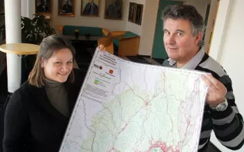 Guri Ganerød og Jan Steinar Rønning med en analog utgave av kartet som nå blir tilgjengelig på NGUs hjemmesider. (Foto: Andreas R. Graven)