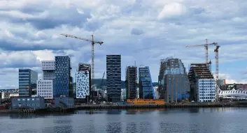 Byggene i Barcode i Bjørvika har vært fokus for arkitekturdebatten i Norge de siste årene. Dermed blir det stål- og betongmaterialer som får oppmerksomhet. Signalbygg i tre kan få flere til å vurdere mulighetene i materialet, tror Nygaard. (Foto: Helge Høifødt/Wikimedia Creative Commons)