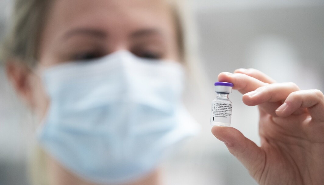 Koronavaksiner som Pfizer BioNtech (bildet) og Moderna-vaksinen, gis i to doser. Men har du hatt korona, anbefaler FHI kun én dose, Koronavaksiner som Pfizer BioNtech (bildet) og Moderna-vaksinen, gis i to doser. Men har du hatt korona, anbefaler FHI kun én dose,