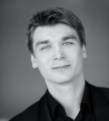 Igor Eliseev er utdannet i St. Petersburg og ble ansatt som solo bass i Stavanger Symfoniorkester i 2007. Kontrabassisten har vunnet priser i flere internasjonale konkurranser. Igor Eliseev er utdannet i St. Petersburg og ble ansatt som solo bass i Stavanger Symfoniorkester i 2007. Kontrabassisten har vunnet priser i flere internasjonale konkurranser.