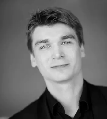Igor Eliseev er utdannet i St. Petersburg og ble ansatt som solo bass i Stavanger Symfoniorkester i 2007. Kontrabassisten har vunnet priser i flere internasjonale konkurranser.