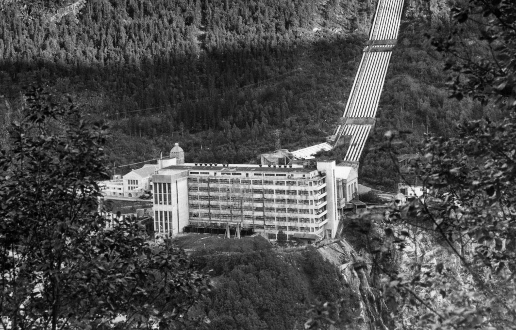 Tungtvannsfabrikken på Vemork på Rjukan. Tungtvannet ble lagd i bygningen i forgrunnen. Den er revet nå. Tungtvannsfabrikken på Vemork på Rjukan. Tungtvannet ble lagd i bygningen i forgrunnen. Den er revet nå.