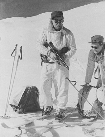Noen år etter at krigen var slutt ble det lagd en film om bombeaksjonen på Rjukan. Mennene som hadde vært med, spilte seg selv. Her flykter kaptein Knut Haukelid på ski til Sverige. Noen år etter at krigen var slutt ble det lagd en film om bombeaksjonen på Rjukan. Mennene som hadde vært med, spilte seg selv. Her flykter kaptein Knut Haukelid på ski til Sverige.