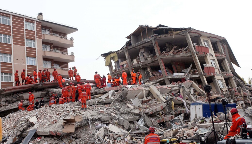 Sammenraste hus etter jordskjelvet i Van i Tyrkia 25. oktober 2011. 604 omkom. Gamle betongbygg i utsatte området kan bli sterkere med en ny drakt av tre. Sammenraste hus etter jordskjelvet i Van i Tyrkia 25. oktober 2011. 604 omkom. Gamle betongbygg i utsatte området kan bli sterkere med en ny drakt av tre.