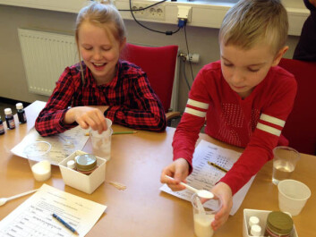 Ida Sofie og Magnus lager sin egen brus. (Foto: Naturfagsenteret) Ida Sofie og Magnus lager sin egen brus. (Foto: Naturfagsenteret)