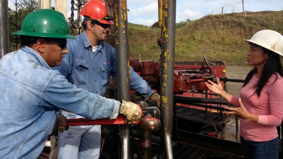 Oil extraction i Colombia: Mónica Amador in conversation with oil engineers.
