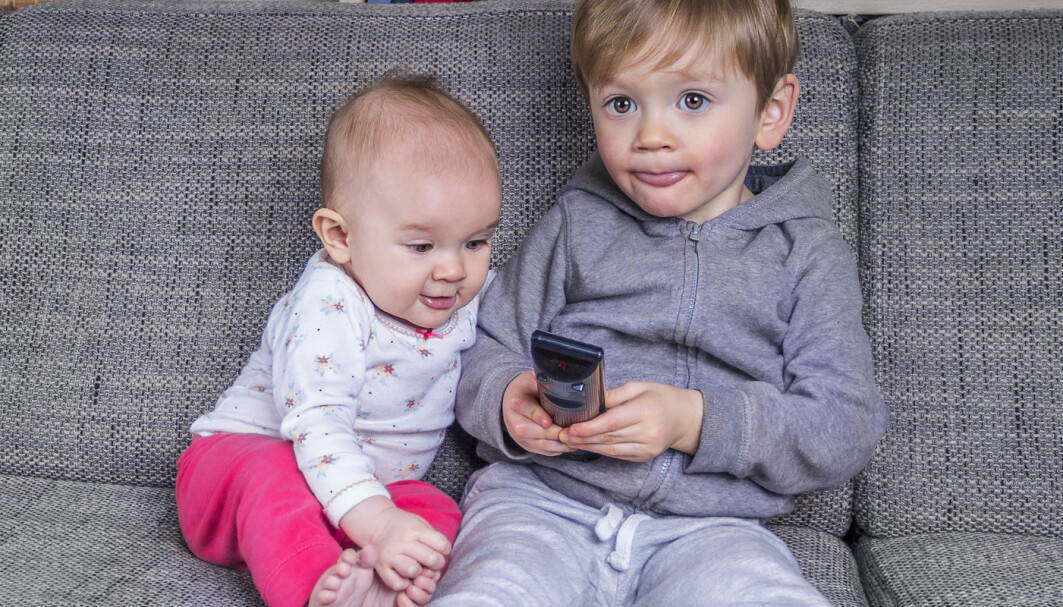 Noen barn ser på en skjerm mange timer om dagen. Noen barn ser på en skjerm mange timer om dagen.