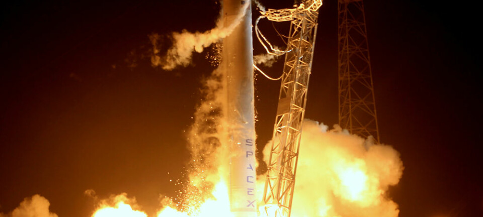 Falcon 9-raketten med Dragon-romkapselen tar av fra Cape Canaveral 22. mai 2012 med den første lasten til romstasjonen levert av et privat firma. SpaceX