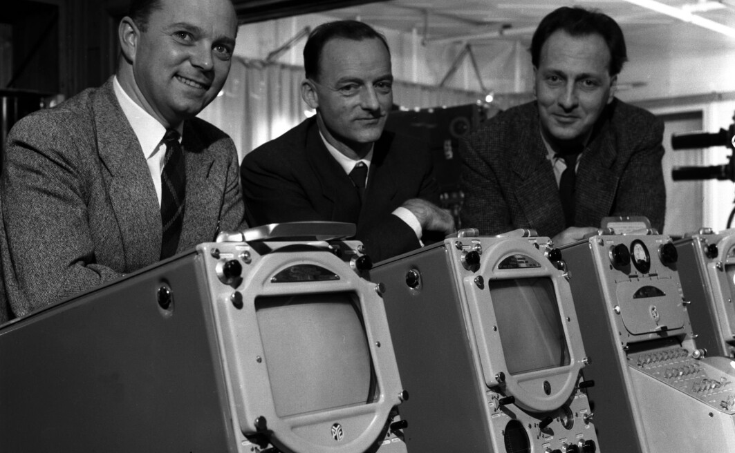 I begynnelsen var tv-produksjon en ganske streng situasjon. Det påvirket også språket, forteller professor Gunnstein Akselberg. Bildet er tatt i 1957, da det ennå bare var prøvesendinger. De tre velkledde NRK-herrene på bildet er overingeniør Kjell Løvaas, overingeniør Torbjørn Navelsaker og programredaktør Otto Nes. I begynnelsen var tv-produksjon en ganske streng situasjon. Det påvirket også språket, forteller professor Gunnstein Akselberg. Bildet er tatt i 1957, da det ennå bare var prøvesendinger. De tre velkledde NRK-herrene på bildet er overingeniør Kjell Løvaas, overingeniør Torbjørn Navelsaker og programredaktør Otto Nes.