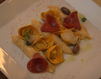 "Puré av tørrfisk med fersk ravioli fylt med bønner, og salami typisk for Milano." "Puré av tørrfisk med fersk ravioli fylt med bønner, og salami typisk for Milano."