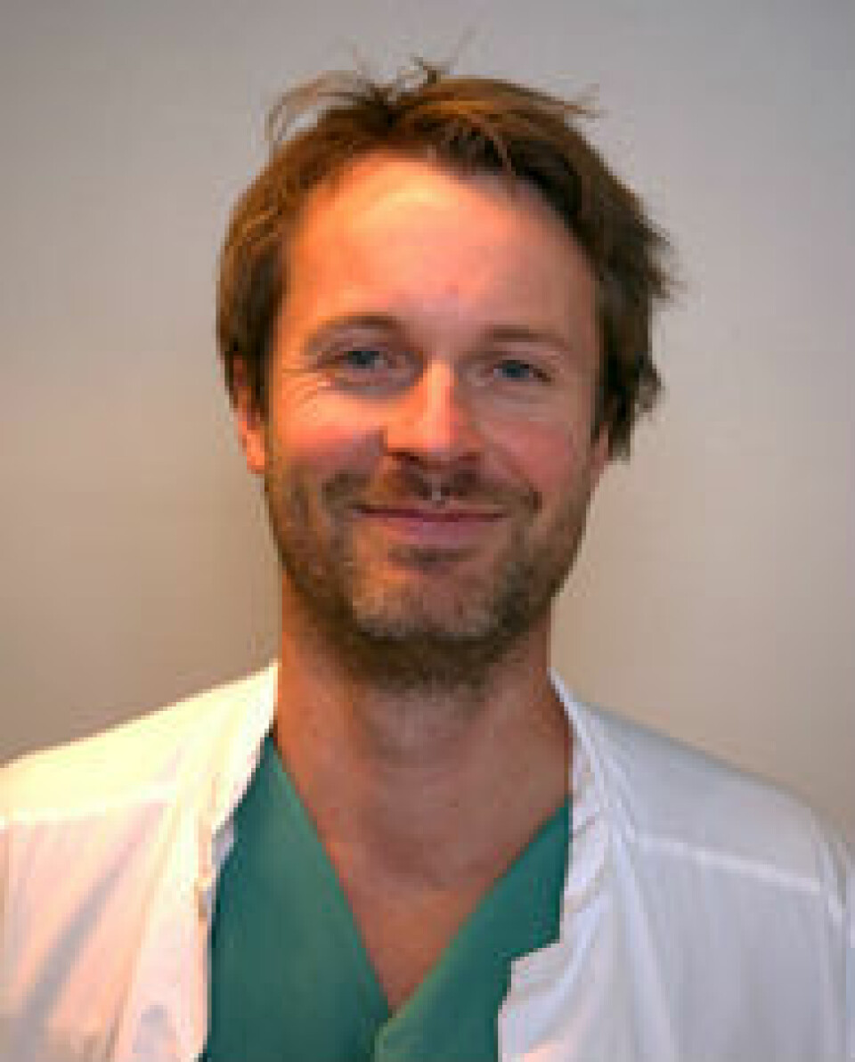Forsker Magnus Hilland stikker q-tips i halsen på hikkepasienter. (Foto: T. A. Ellingsen, Haukeland universitetssykehus)
