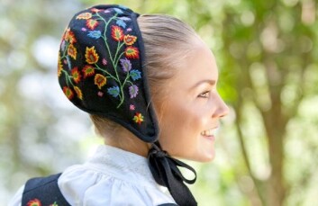 Mønsteret til Valdresbunaden, Norges første bunad, var tatt fra en brodert fløyelslue fra 1700-tallet. Broderiet ble kopiert over til en lue i ull til bunaden, og det samme mønsteret ble brukt på liv og forkle. (Foto: Laila Duran/Duran publishing) Mønsteret til Valdresbunaden, Norges første bunad, var tatt fra en brodert fløyelslue fra 1700-tallet. Broderiet ble kopiert over til en lue i ull til bunaden, og det samme mønsteret ble brukt på liv og forkle. (Foto: Laila Duran/Duran publishing)