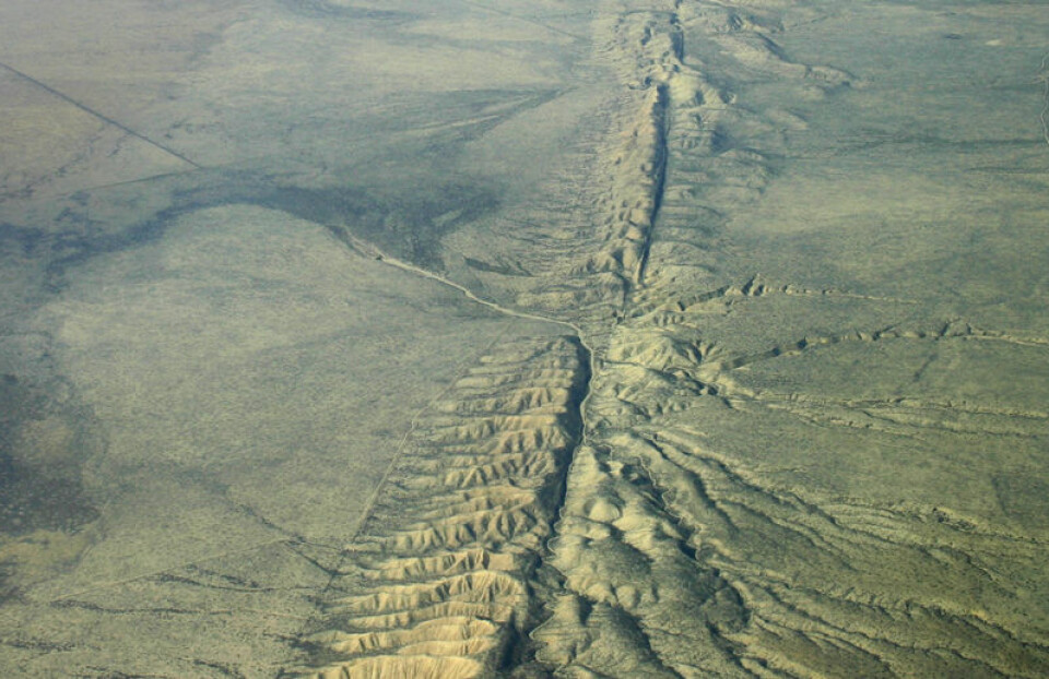 'San Andreas-forkastningen på Carrizo-sletta' (Foto: Ikluft, GNU Free Documentation Licence'