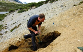 Når Ola Fredin leter etter løsmassenes hemmeligheter, bruker han både en bærebar datamaskin og en god gammeldags spade. (Foto: Berit Husteli) Når Ola Fredin leter etter løsmassenes hemmeligheter, bruker han både en bærebar datamaskin og en god gammeldags spade. (Foto: Berit Husteli)