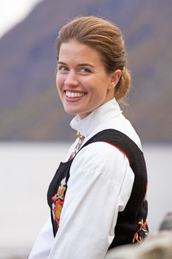Kulturhistoriker Anne Kristin Moe i en bunad sydd på Sunnmøre på 1930-tallet. Mønsteret går tilbake til ca 1900, da rosesømmersker fra bygdene sydde bunader til Ålesundsdamer. Hulda Garborg publiserte mønster av denne bunaden i 1914. (Foto: Laila Duran/ Duran Publishing) Kulturhistoriker Anne Kristin Moe i en bunad sydd på Sunnmøre på 1930-tallet. Mønsteret går tilbake til ca 1900, da rosesømmersker fra bygdene sydde bunader til Ålesundsdamer. Hulda Garborg publiserte mønster av denne bunaden i 1914. (Foto: Laila Duran/ Duran Publishing)