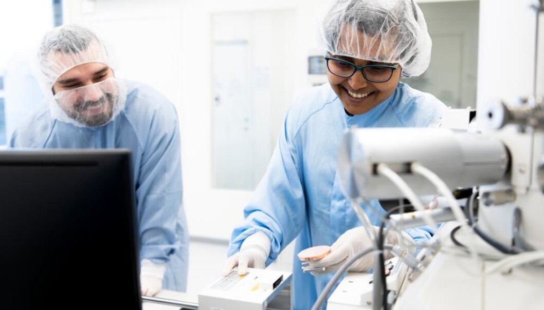 Her holder epitaksi-ingeniør Mustafa Balci og senior epitaksi-ingeniør Priti Gupta i Crayonano på med å få nanotråder til å gro på verdens sterkeste og tynneste materiale. Her holder epitaksi-ingeniør Mustafa Balci og senior epitaksi-ingeniør Priti Gupta i Crayonano på med å få nanotråder til å gro på verdens sterkeste og tynneste materiale.