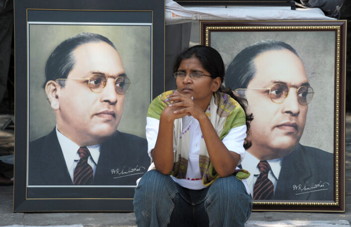 En indisk kvinne sitter foran portretter av de kasteløses viktigste symbol, juristen og politikeren B. R. Ambedkar, under feiringen av Ambedkars 122. fødselsdag i byen Hyderabad tidligere i år. Ambedkar er fortsatt, lenge etter sin død, en viktig inspirasjon for forskning på dalit-spørsmål. (Foto: AFP PHOTO/Noah Seelam) En indisk kvinne sitter foran portretter av de kasteløses viktigste symbol, juristen og politikeren B. R. Ambedkar, under feiringen av Ambedkars 122. fødselsdag i byen Hyderabad tidligere i år. Ambedkar er fortsatt, lenge etter sin død, en viktig inspirasjon for forskning på dalit-spørsmål. (Foto: AFP PHOTO/Noah Seelam)