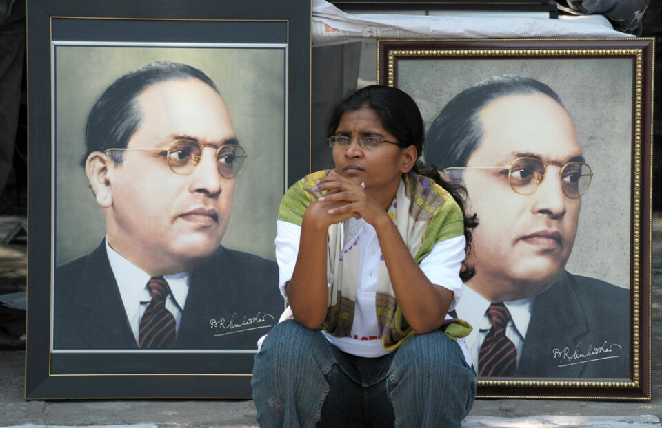 En indisk kvinne sitter foran portretter av de kasteløses viktigste symbol, juristen og politikeren B. R. Ambedkar, under feiringen av Ambedkars 122. fødselsdag i byen Hyderabad tidligere i år. Ambedkar er fortsatt, lenge etter sin død, en viktig inspirasjon for forskning på dalit-spørsmål. (Foto: AFP PHOTO/Noah Seelam)