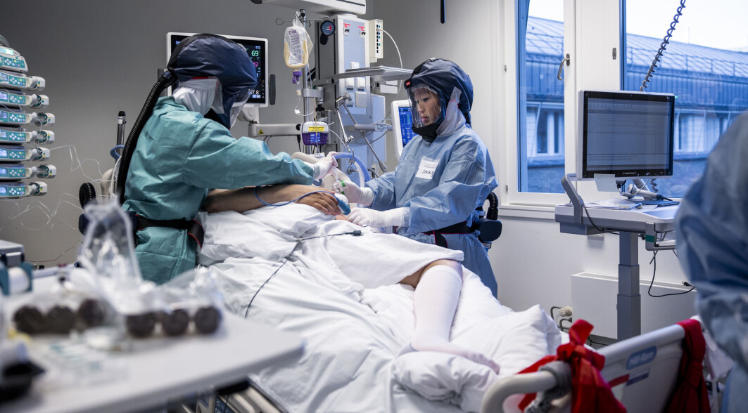 Det er større risiko å ende her enn å få blodpropp av AstraZeneca-vaksinen, viser en britisk studie. Bildet er fra intensivavdelingen på Rikshospitalet i Oslo. Det er større risiko å ende her enn å få blodpropp av AstraZeneca-vaksinen, viser en britisk studie. Bildet er fra intensivavdelingen på Rikshospitalet i Oslo.