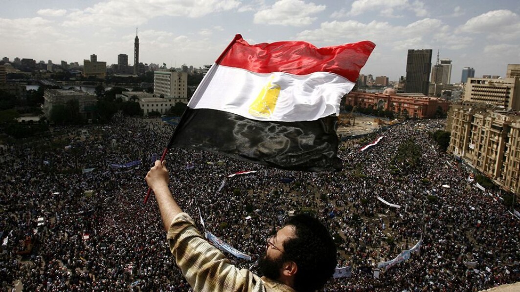Våren 2011 samlet titusenvis av egyptere seg på Tahrirplassen i Kairo for å demonstrere mot Hosni Mobaraks styre. Våren 2011 samlet titusenvis av egyptere seg på Tahrirplassen i Kairo for å demonstrere mot Hosni Mobaraks styre.