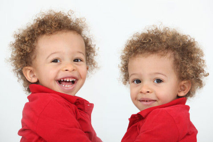 Selv om eneggede tvillinger har nøyaktig de samme genene, kan de likevel ha forskjellige smerteterskler. Ny forskning viser at det skyldes den måten genene er arrangert på. (Foto: Colourbox)